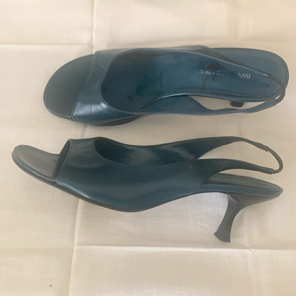 Size 7.5 M Banana Republic teal sling back open toe kitten heel